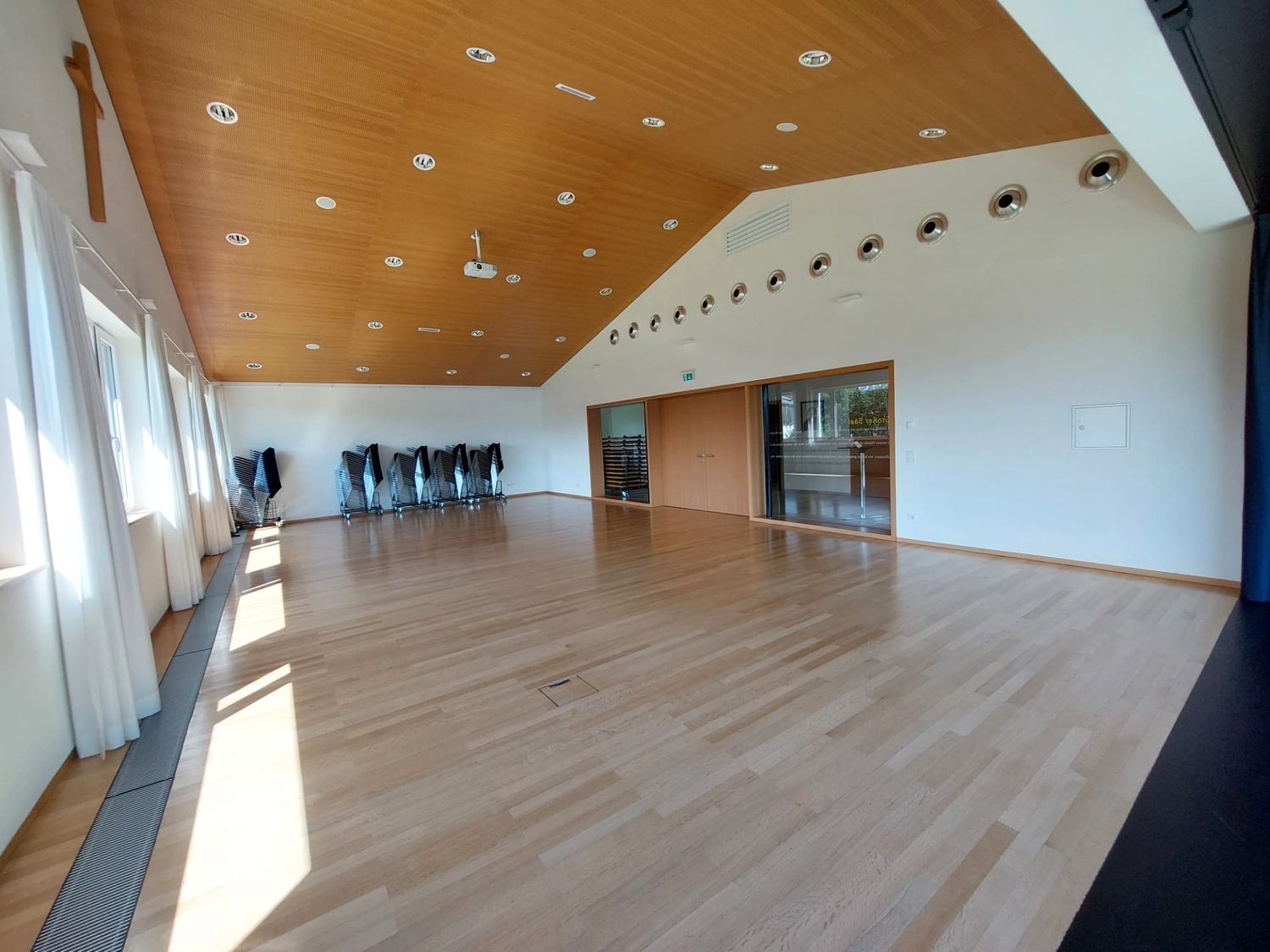 Pfarrsaal - Blick auf Zugang / Gerhard Breuß / MA