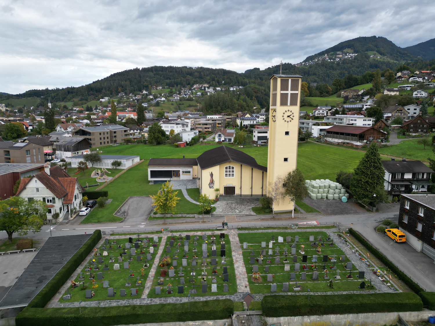 Südansicht der Pfarrkirche mit Friedhof / Gerhard Breuß MA default