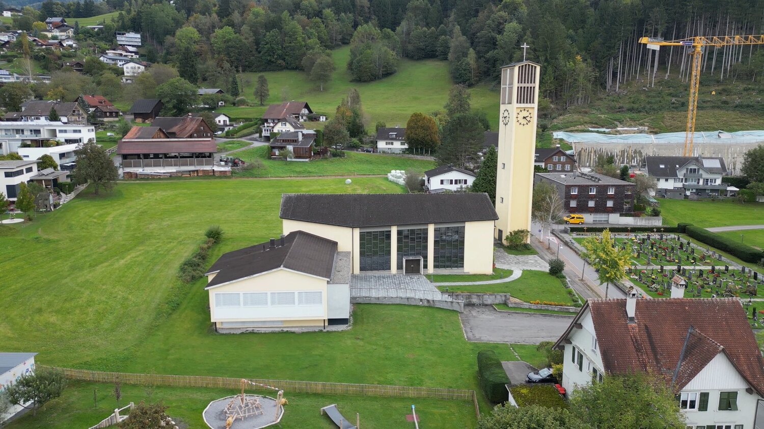 Westansicht der Pfarrkirche mit Pfarrheim / Gerhard Breuß MA